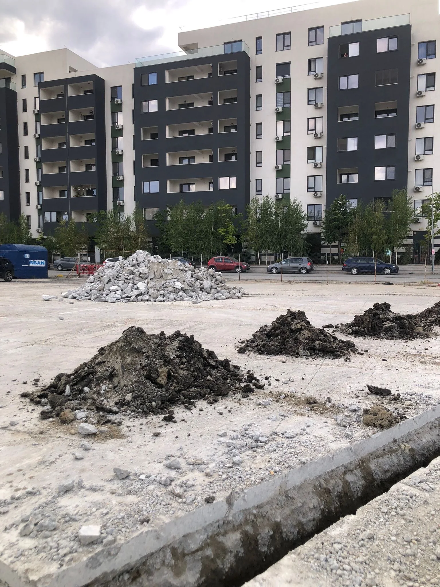 Jucatori in meci pe terenul de padel