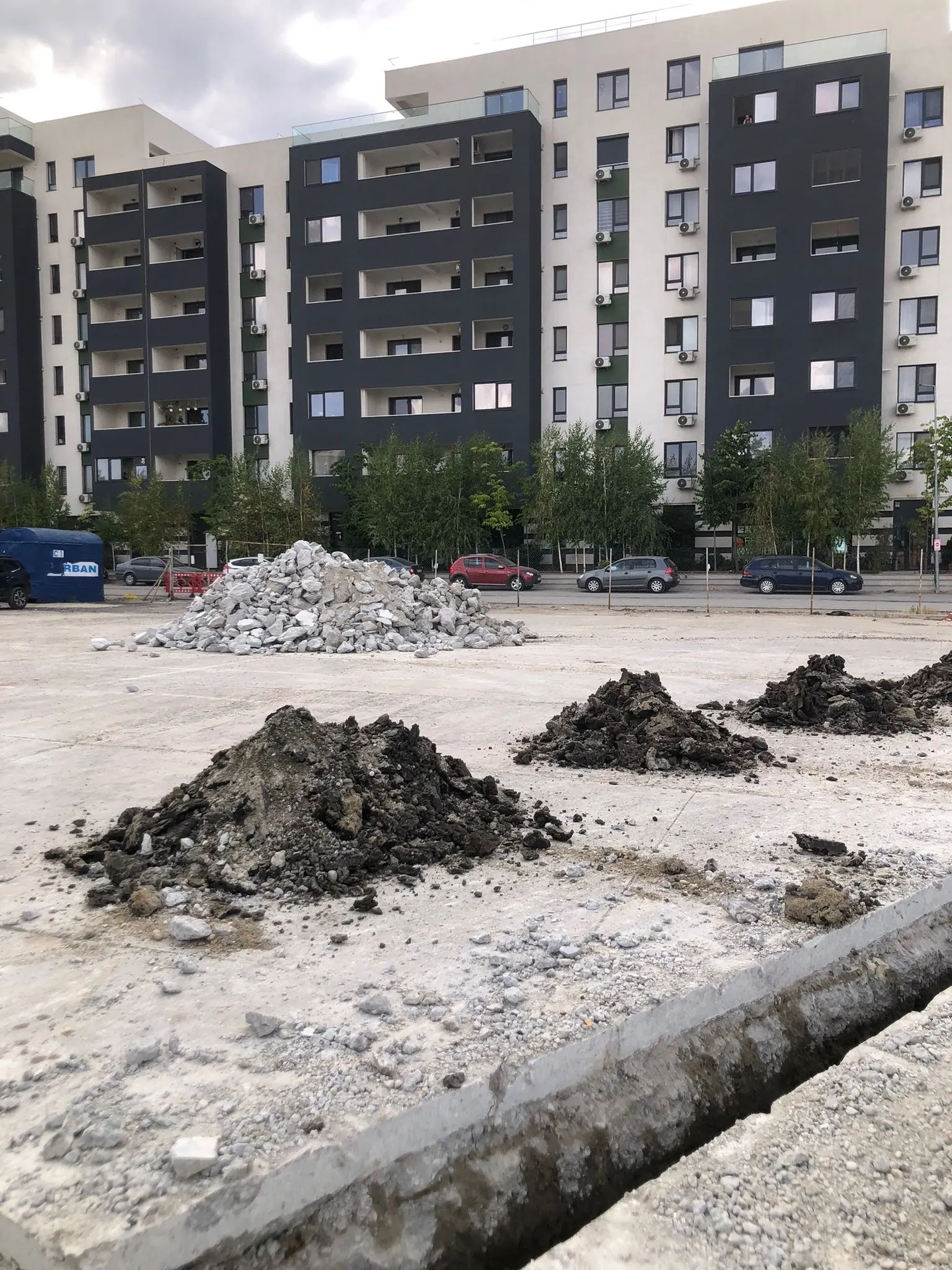 Jucatori in meci pe terenul de padel